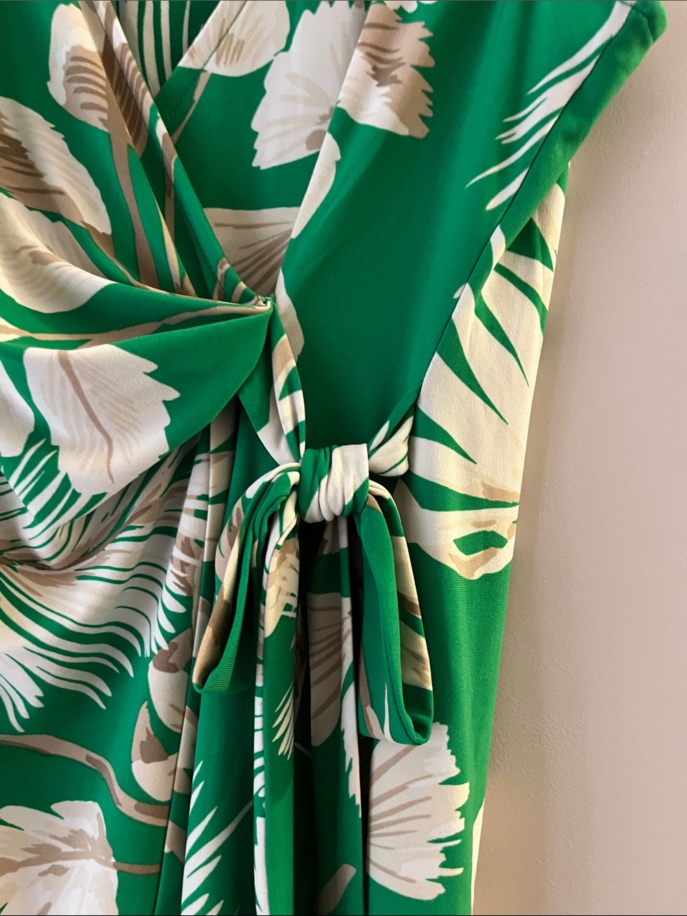 Anne Klein Green Tropical Print Sleeveless Wrap Top - Picture 4 of 9